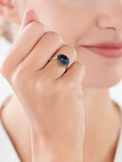 Pierścionek z białego złota z czarnymi diamentami, szafirami i topazem London Blue - próba 585