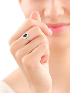 Pierścionek z białego złota z brylantami i szafirem - próba 585