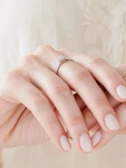 Pierścionek z białego złota z diamentami - 0,15 ct - próba 375