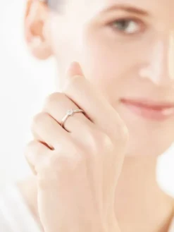 Pierścionek z białego złota z diamentami - 0,03 ct - próba 750