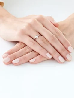 Pierścionek z białego złota z brylantem - 0,10 ct - próba 750