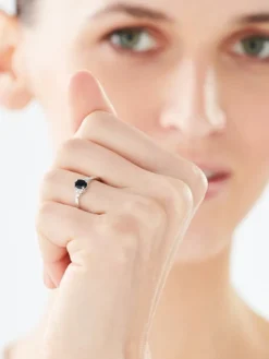 Pierścionek z białego złota z brylantami i szafirem - próba 375