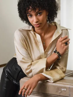 Pierścionek z mosiądzu pozłacany z detalami z masy żywicznej