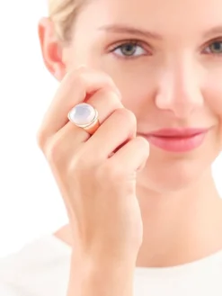 Pierścionek z mosiądzu pozłacany z detalem szklanym i masą perłową