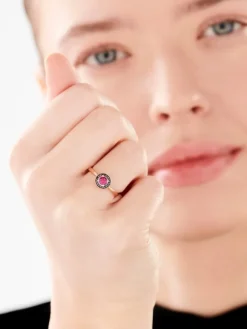 Pierścionek z różowego złota z czarnymi brylantami i rubinem syntetycznym - próba 375