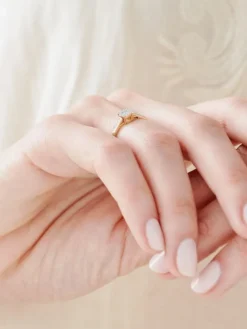 Pierścionek z żółtego i białego złota z diamentami - 0,09 ct - próba 585