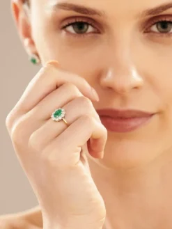 Pierścionek z żółtego i białego złota z brylantami i szmaragdem - próba 585