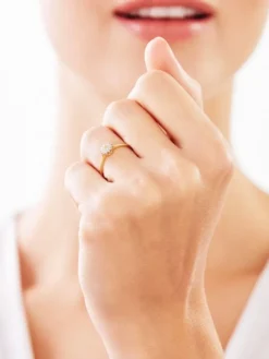 Pierścionek z żółtego złota z brylantami - 0,06 ct - próba 375