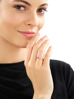 Pierścionek z żółtego złota z diamentami i rubinem syntetycznym - serce - próba 375