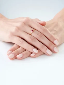 Pierścionek z żółtego złota z diamentami i rubinem - próba 585