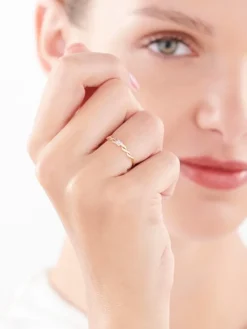 Pierścionek z żółtego złota z diamentami - 0,02 ct - próba 375