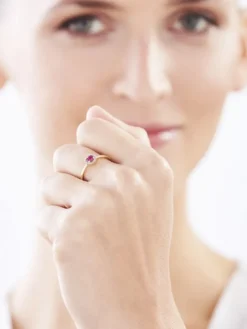 Pierścionek z żółtego złota z diamentami i rubinem - próba 375