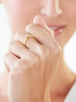 Pierścionek z żółtego złota z diamentami - 0,06 ct - próba 585