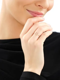 Pierścionek z żółtego złota z diamentem - koniczyna - 0,006 ct - próba 375