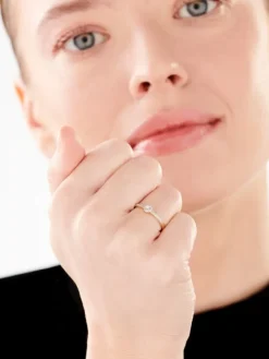 Pierścionek z żółtego złota z brylantem - 0,01 ct - próba 375