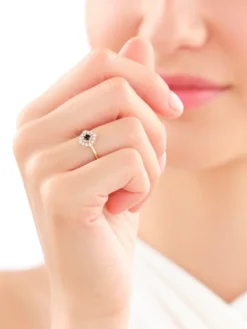 Pierścionek z żółtego złota z diamentami i szafirem - próba 585