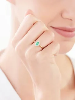 Pierścionek z żółtego złota z diamentami i szmaragdem - próba 585