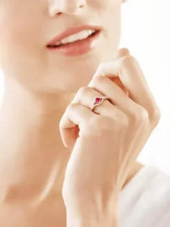 Pierścionek z żółtego złota z diamentami i rubinem - próba 585