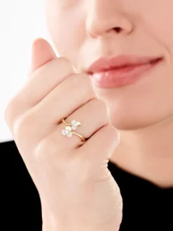 Pierścionek z żółtego złota z diamentami - kwiaty - 0,07 ct - próba 375