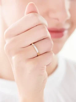 Pierścionek z żółtego złota z diamentami - 0,02 ct - próba 375