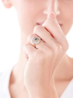 Pierścionek z żółtego złota z diamentami i topazem London Blue - rozeta - próba 585