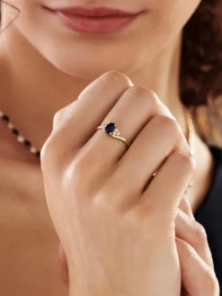 Pierścionek z żółtego złota z brylantami i szafirem - próba 585