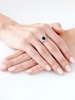 Pierścionek z żółtego złota z brylantami i szafirem - próba 585