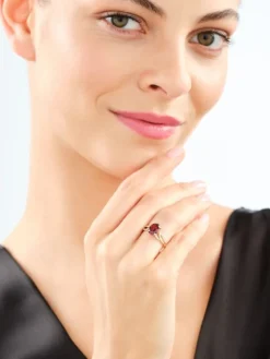 Pierścionek z żółtego złota z diamentami i granatem - próba 585