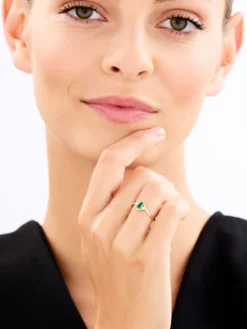 Pierścionek z żółtego złota z brylantami i szmaragdem - próba 585