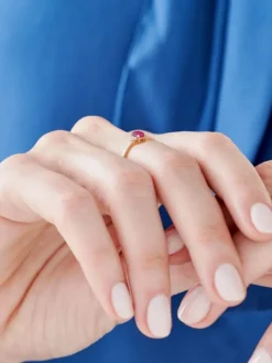 Pierścionek z żółtego złota z diamentami i rubinem - próba 375