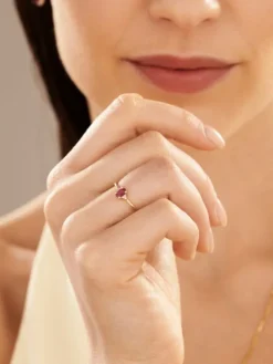 Pierścionek z żółtego złota z diamentami i rubinem - próba 375