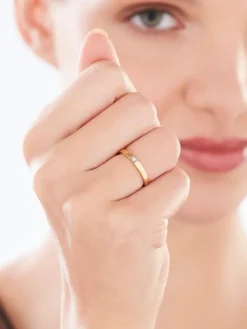 Pierścionek z żółtego złota z brylantem - 0,006 ct - próba 375