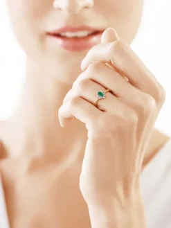 Pierścionek z żółtego złota z brylantami i szmaragdem - próba 585