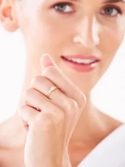 Pierścionek z żółtego złota z diamentami - 0,03 ct - próba 375