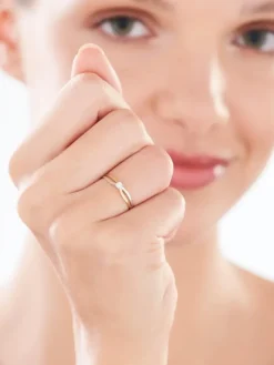 Pierścionek z żółtego złota z brylantem - 0,02 ct - próba 375