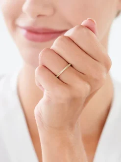 Pierścionek z żółtego złota  z diamentem i peridotami - próba 375