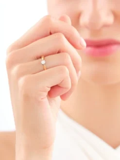 Pierścionek z żółtego złota z brylantem - 0,18 ct - próba 750