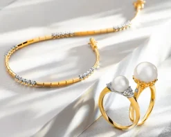 Pierścionek z żółtego złota z diamentami i perłą - próba 585