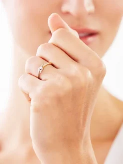 Pierścionek z żółtego złota z brylantem - 0,05 ct - próba 375