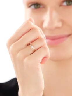 Pierścionek z żółtego złota z diamentami - 0,05 ct - próba 375