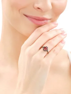 Pierścionek z żółtego złota z czarnymi diamentami i granatem - próba 585