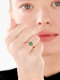 Pierścionek z żółtego złota z czarnymi brylantami i szmaragdem syntetycznym - próba 375