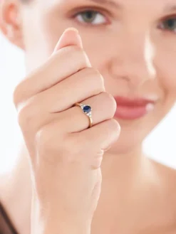 Pierścionek z żółtego złota z brylantami i szafirem - próba 375