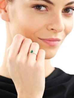 Pierścionek z żółtego złota z diamentami i szmaragdem syntetycznym - próba 375