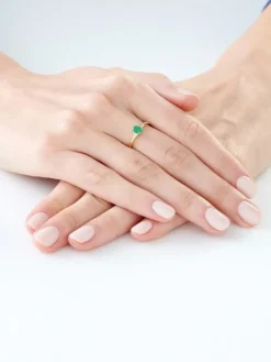 Pierścionek z żółtego złota z diamentami i szmaragdem - próba 585