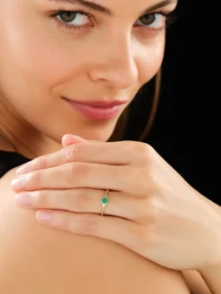 Pierścionek z żółtego złota z diamentami i szmaragdem - próba 585