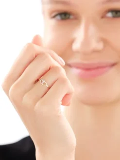 Pierścionek z żółtego złota z diamentami - serca - 0,02 ct - próba 375