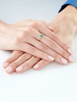 Pierścionek z żółtego złota z diamentami i szmaragdem - próba 375