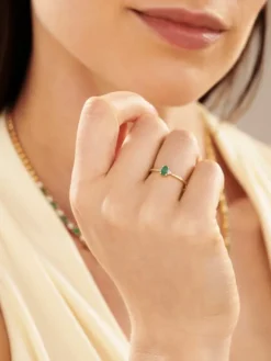 Pierścionek z żółtego złota z diamentami i szmaragdem - próba 375