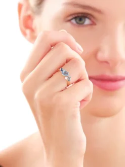 Pierścionek z żółtego złota z diamentami i topazami London Blue - próba 375